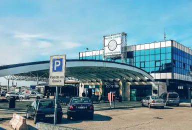  ?? ?? In mare
Il porto barese è uno dei più importanti non solo al Sud A destra il terminal per i traghetti