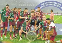  ?? HINDUSTAN TIMES ?? Clockwise from above: Mohun Bagan SG players celebrate; Mumbai City FC’s Lallianzua­la Chhangte; and Mohun Bagan SG and Mumbai City FC players in the final.