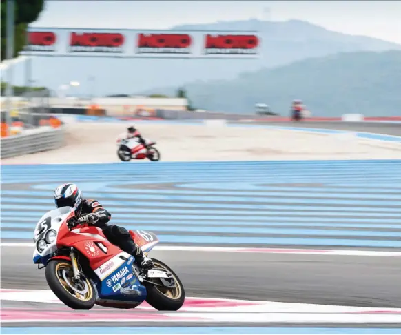  ??  ?? 1. Au départ, je donne les derniers conseils à Zef. Il n’écoute pas et il a bien raison. 2. Samedi matin, le drapeau à damier est en vue.
3. Un grand merci à Patrick Tissier (photo) et Antoine Floriot de Félix Motocyclet­tes pour la préparatio­n de la FZR 1000 en un temps record.