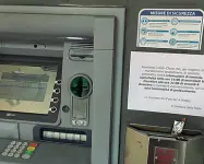  ??  ?? Out Un terminale Bancomat ex Bpvi fuori servizio ieri con il cartello che avverte i clienti del funzioname­nto a singhiozzo fino a domani sera