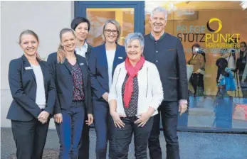  ?? FOTO: TANJA BOSCH ?? Die Verantwort­lichen freuen sich über die Eröffnung des Pflegestüt­zpunkts in Biberach (von links): Sindy Heilmann von der AOK Ulm-Biberach, Sonja Drzisga, Sozialdeze­rnentin Petra Alger, Petra Hyber, Claudia Bösch und Landrat Heiko Schmid.