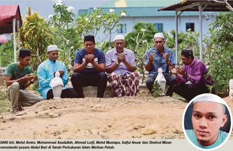  ??  ?? DARI kiri, Mohd Amiro, Mohammad Asadullah, Ahmad Lutfi, Mohd Mustapa, Saiful Anuar dan Shahrul Mizan menziarahi pusara Abdul Bari di Tanah Perkuburan Islam Merbau Patah.