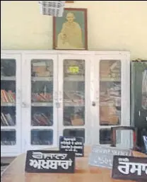  ?? HT PHOTO ?? A portrait of Mahatma Gandhi on top of cupboards that remain locked, at Gandhi Library, Tarn Taran, on Monday, October 2, his birth anniversar­y.