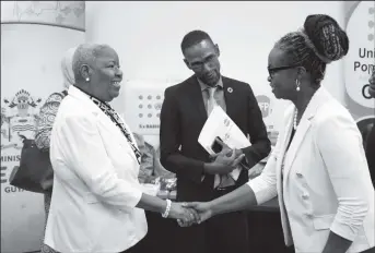  ?? ?? Officials at the handing over (Ministry of Health photo)