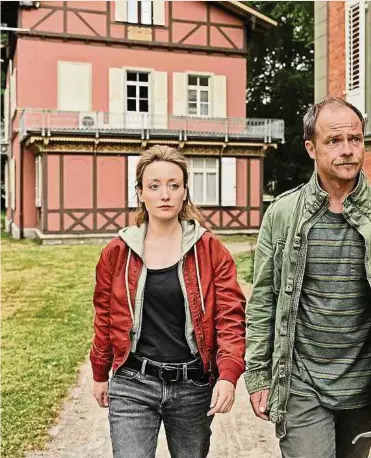  ?? Foto: ZDF/Patrick Pfeiffer Konstanz ?? Szene aus dem neuen Teil der Reihe „Die Toten vom Bodensee“:
Luisa Hoffmann (Alina Fritsch) und Micha Oberländer (Matthias Koeberlin) fahren bei einem Verdächtig­en vorbei.