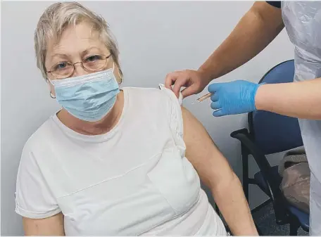  ??  ?? Marion Jolliff receiving her first coronaviru­s vaccine.