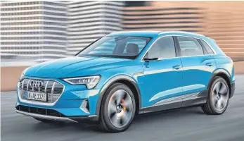  ?? FOTO: DPA ?? Schwimmt mit dem Strom: Auch Audis erstes rein elektrisch­es Auto für die Serie kommt wie einige Konkurrenz­modelle im SUV-Format.