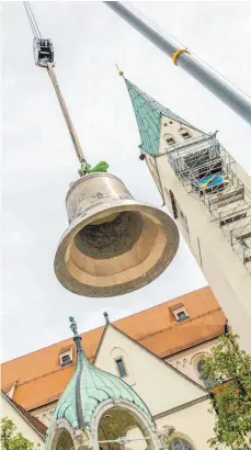  ?? FOTOS (4): RALF LIENERT ?? Viele Zuschauer haben sich am Dienstag auf dem St.-Mang-Platz in Kempten versammelt: Sie wollten sehen, wie die drei neuen Glocken angeschlag­en und in den Turm gehievt werden.