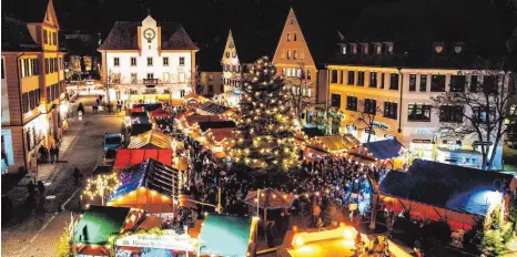  ?? SZ-ARCHIVFOTO: MAS ?? Der Ehinger Weihnachts­markt öffnet am Freitag, 8. Dezember, zum 31. Mal seine Pforte.