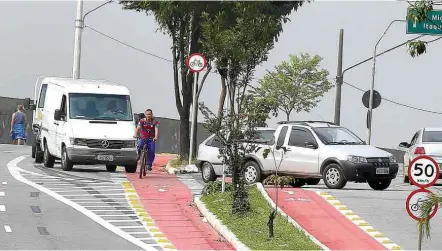  ?? Robson Ventura - 18. ago. 2014/ Folhapress ?? A ciclovia na av. Assis Ribeiro ( zona leste), que ganhará uma extensão de 2,3 km em setembro, segundo a prefeitura