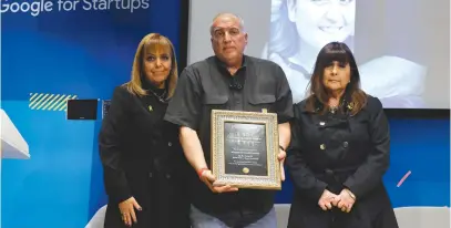  ?? ?? EYAL ESHEL, father of Sgt. Roni Eshel, receives the Woman of Valor Award with his family.