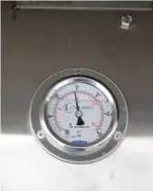  ??  ?? La presión de trabajo del gas almacenado a -145ºC se centra en la horquilla 8-14 bares de presión. Antes de su entrada en el motor el gas pasa por un filtro de purificado.