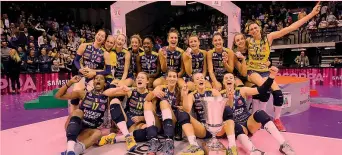  ??  ?? Tutta Conegliano festeggia sul podio allestito al Palaverde, il trofeo è posato davanti alla Wolosz RUBIN