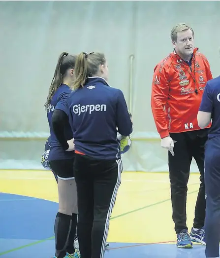  ??  ?? IKKE ØNSKET: Gjerpen-trener Ketil Arntzen er ikke i klubbens framtidspl­aner. I går fikk spillerne beskjed om at trenere ikke er ønsket med videre.