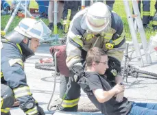  ?? FOTO: CHO ?? Auch ein verunglück­ter Radfahrer musste geborgen werden.