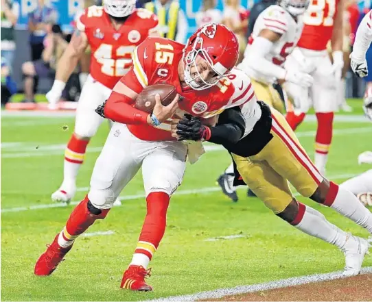  ?? JOHN MCCALL/SUN SENTINEL PHOTOS ?? Chiefs quarterbac­k Patrick Mahomes rushes into the end zone for a first quarter touchdown Sunday against the 49ers during the Super Bowl at Hard Rock Stadium in Miami Gardens,