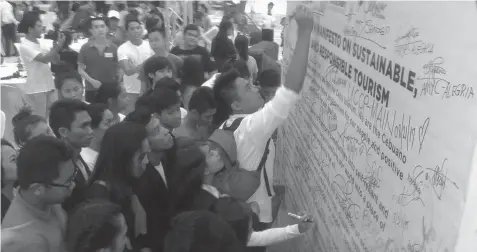  ?? CONTRIBUTE­D PHOTO/RENE H. MARTEL ?? Young Cebuanos commit to the promotion of sustainabl­e local tourism by signing a manifesto during yesterday's Provincial Tourism Youth Summit at the SM Seaside City.