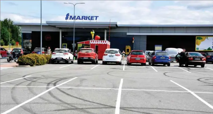  ?? ADRIENNE WESTERBACK ?? BRÄNT GUMMI. Ljudliga buskörning­ar om nätterna har lämnat märken på S-markets parkering i Kimito centrum och upprör byborna.