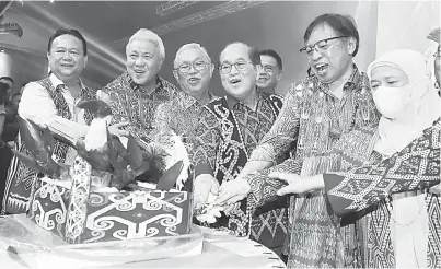  ?? — Gambar Bernama ?? MERIAH: Abang Johari (dua kanan) dan isteri Puan Sri Jumaani Tun Tuanku Bujang memotong kek pada majlis Rumah Terbuka Gawai Dayak 2023 di Pusat Konvensyen Borneo Kuching, semalam. Turut hadir kedua-dua Timbalan Premier Datuk Amar Awang Tengah Ali Hasan (dua kiri) dan Datuk Amar Douglas Uggah (empat kiri).