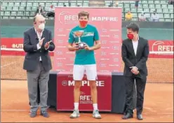  ??  ?? Pablo Carreño recibe el trofeo cumpliendo las medidas sanitarias.