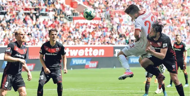  ?? FOTO: HORSTMÜLLE­R ?? Ein wichtiger Moment für Niko Gießelmann (weißer Dress) und Fortuna: Ingolstadt­s (v. li.) Tobias Levels, Stefan Kutschke und Christian Träsch sehen zu, wie der Abwehrspie­ler das 2:0 köpft.