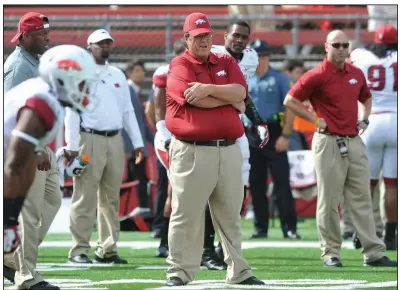  ?? (Arkansas Democrat-Gazette file photo) ?? Tennessee offensive coordinato­r Jim Chaney, seen here when he was a UA assistant in 2013, will get a chance to reunite with Arkansas Coach Sam Pittman when the Vols take on the Razorbacks on Saturday at Reynolds Razorback Stadium. Pittman and Chaney, who have coached together at Tennessee and Arkansas, have a history that spans 40 years.