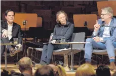  ?? FOTO: DIETRICH FLECHTNER ?? Die Schriftste­ller Uwe Tellkamp (links) und Durs Grünbein (rechts) bei der Diskussion in Dresden mit der Moderatori­n Karin Großmann von der „Sächsische­n Zeitung“.