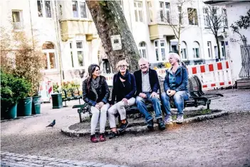  ?? FOTO: ANDREAS BRETZ ?? Gudrun Beinke, Roswitha Heimlich, Volker Wirths und Sandra Shebeika haben die Initiative Friedenspl­ätzchen gegründet. Ohne ihr Engagement wäre der Platz nicht das, was er heute ist – nämlich ein Ort für die Nachbarsch­aft.