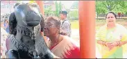  ?? ANI ?? Draupadi Murmu offers prayers at Rairangpur Jagannath Temple on Wednesday.