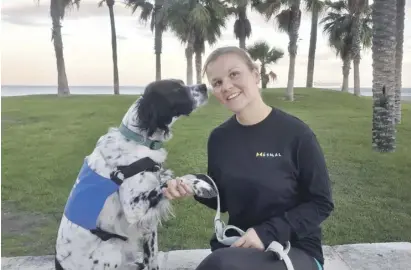  ?? Fotos: privat ?? Training ohne Bestrafung: Jasmin Glanert bildet in Málaga Signalhund­e aus.