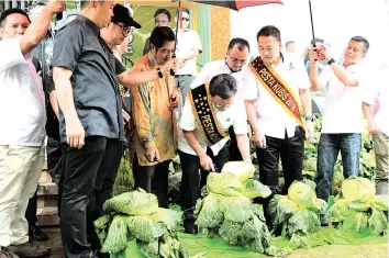  ??  ?? Shafie launching the Cabbage Festival in Kundasang yesterday. Also seen are Junz (third left) and Peter (second right).