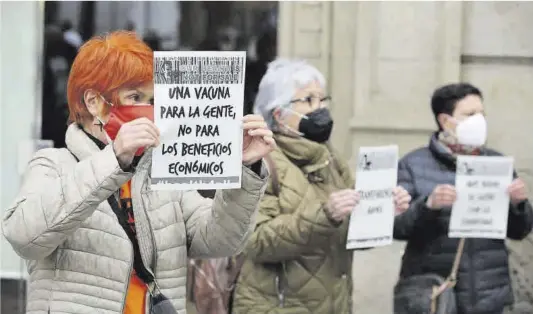  ?? Ricard Cugat ?? Concentrac­ió a Barcelona, ahir, per reclamar l’alliberame­nt de les patents de les vacunes per a la Covid.