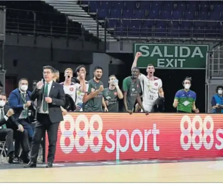  ??  ?? Jugadores del Unicaja celebran una canasta durante la Copa.