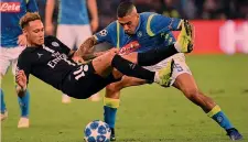  ??  ?? Allan, 27 anni, strappa il pallone a Neymar, 26, che «vola» AFP