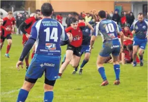  ?? Photo DR ?? Dans ces terres de Mayenne où le football est roi, les Lavallois, ici en bleu, luttent pour faire vivre la passion ovale.