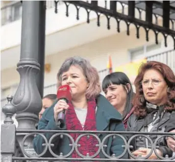  ??  ?? Ruth Ortiz, con el micrófono en el acto de Huelva del domingo que reunió a más