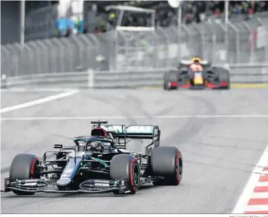  ?? WOLFGANG RATTAY / EFE ?? Lewis Hamilton liderando la prueba por delante de Max Verstappen.