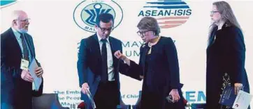  ?? PIC BY MUHD ZAABA ZAKERIA ?? (From left) Peterson Institute for Internatio­nal Economics senior fellow Jeffrey Schott, Singapore Institute of Internatio­nal Affairs senior chairman Associate Professor Simon Tay, Economic Research Institute for Asean and East Asia senior policy...