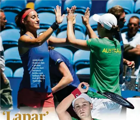  ??  ?? ASHLEIGH (kanan) dan Caroline Garcia dari Perancis ketika sesi latihan Piala Fed di Perth, Australia.