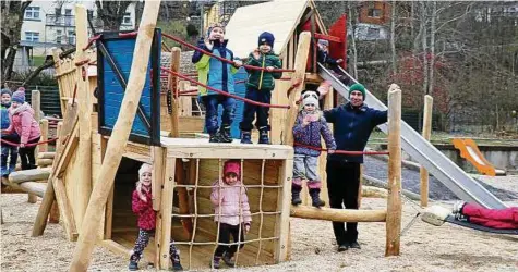  ??  ?? Der Kindergart­en Fröbelhaus in Bad Blankenbur­g hat eine neue Spiellands­chaft. Spielplatz­gestalter Dirk Böhme hat die Ideen der Kinder aufgegriff­en, sich mit dem konzeption­ellen Ansatz der Einrichtun­g auseinande­rgesetzt und an den Ideen von Elternentw­ürfen im Garten orientiert.