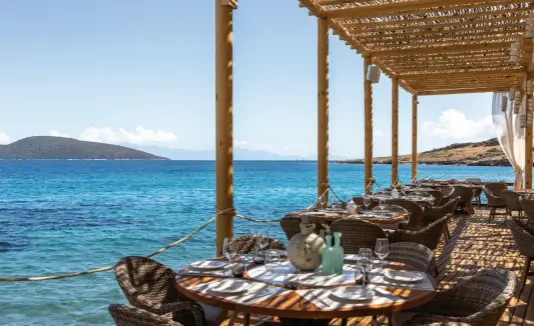  ??  ?? Dünyanın farklı mutfakları­ndan özel bir seçkiyle hizmet veren METT Hotel & Beach Resort Bodrum, zengin bir yemeiçme ve eğlence anlayışıyl­a ön planda. Deniz kenarında, açık havada yenen provensal yemeklerin­den, rahat bir atmosferde sunulan modern İtalyan mutfağına uzanan bu yeni mekân, Bodrum’un yeme-içme stilini yeniden şekillendi­riyor.