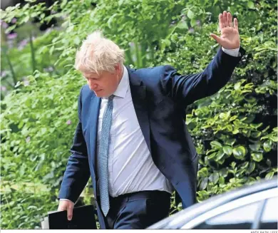  ?? ANDY RAIN / EFE ?? El primer ministro británico, Boris Johnson, gesticula a su salida de su oficina de Downing Street, ayer en Londres.