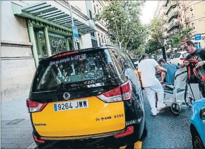  ?? MONTSE GIRALT ?? Un taxista recoge a una persona en el Clínic después de que se establecie­ran “servicios sociales”