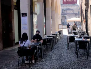  ??  ?? Nel vicolo
Non occupa i parcheggi, ma la stradina in ciotoli: siamo all’osteria dal Capo, nei pressi del Duomo