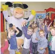  ?? FOTO: SEUL ?? Milchkuh Lotte kam bei den Kindern aus Hüthum gut an.