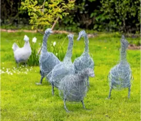  ??  ?? A flock of geese appear to be cackling and waddling over the grass, interactin­g with one another. This particular use of wire creates an almost woolly effect.