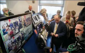  ?? AP/ANDREW HARNIK ?? Reporters outside the Oval Office watch a video feed of President Donald Trump’s contentiou­s meeting Tuesday with House Democratic leader Nancy Pelosi and Senate Minority Leader Charles Schumer.