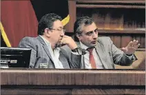  ?? KARINA DEFAS / EXPRESO ?? Debate. Ramiro Narváez (d) conversa con el presidente de la Asamblea.