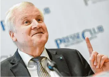  ?? Foto: Andreas Gebert, dpa ?? Ministerpr­äsident Horst Seehofer sprach gestern im Münchner Presseclub unter anderem über die Hintergrün­de seiner Rücktritts verkündung. Dass diese Spuren hinterlass­en hat, war dabei offensicht­lich.