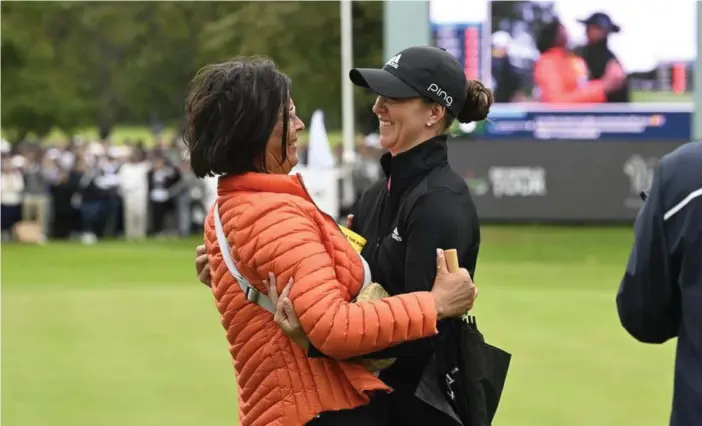  ?? FOTO: PONTUS LUNDAHL/TT ?? Linn Grant gratuleras av mamma Maria efter att ha blivit den första kvinnan att vinna en tävling som ingår på herrarnas Europatour.
TT